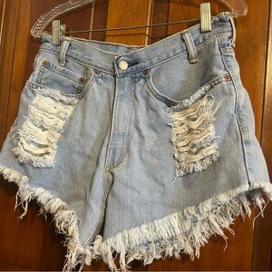 Y2K Vintage Levi’s cut off denim shorts small